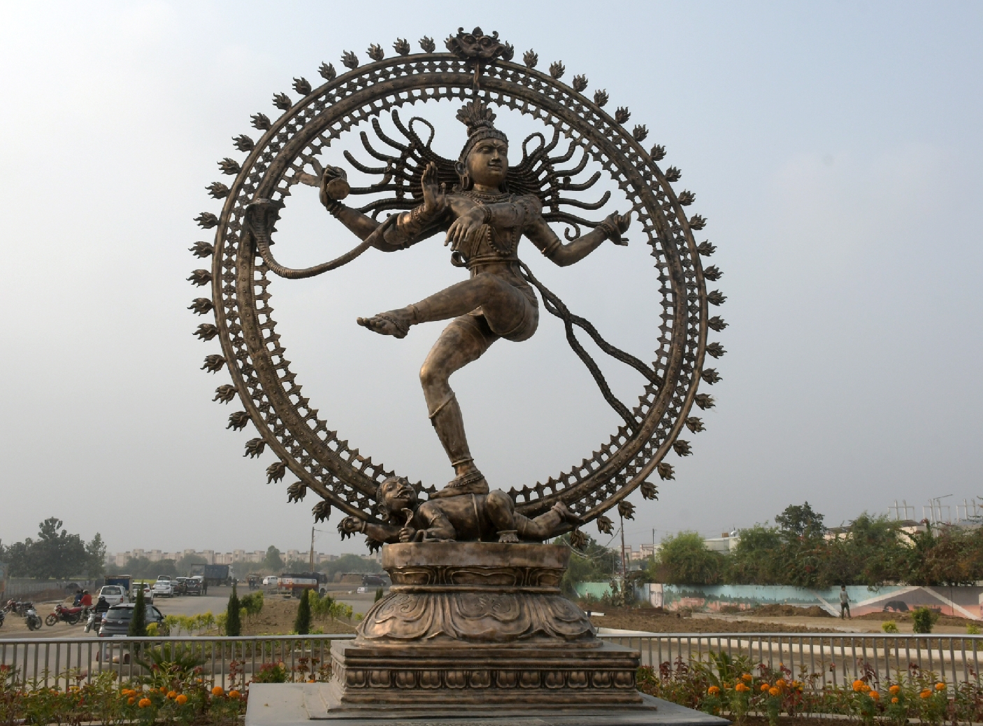 एयरपोर्ट गेट के सामने लगी नटराज की प्रतिमा।-जागरण